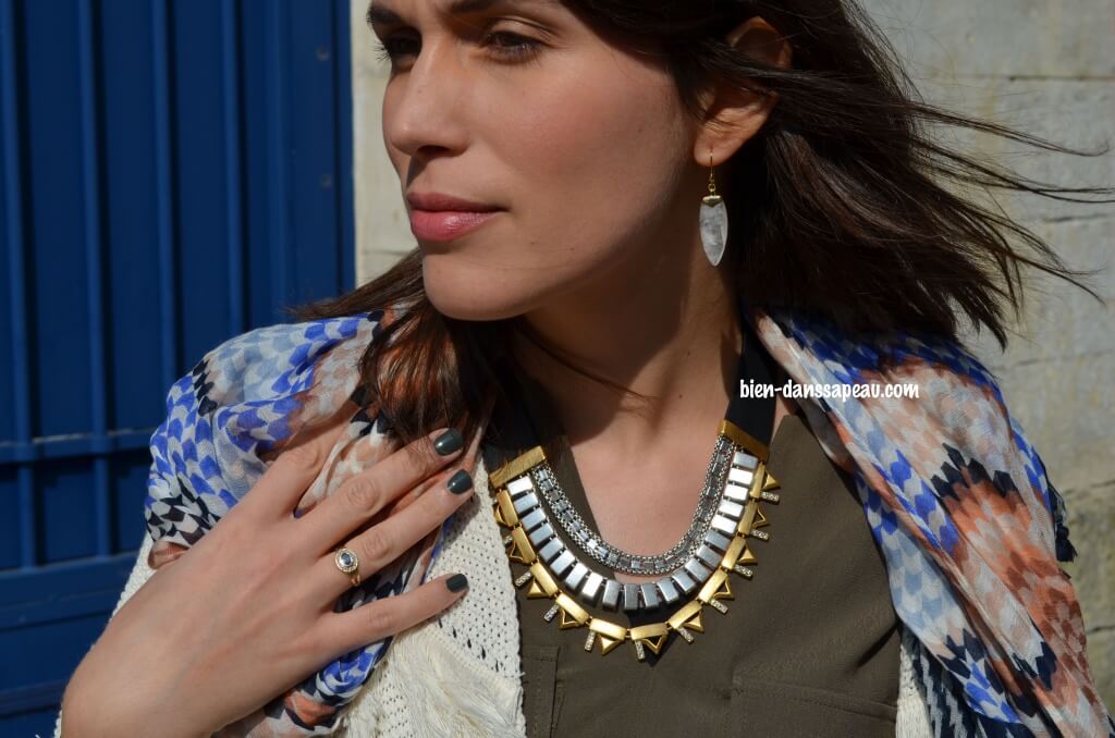 metropolis-dior-vernis-robe-kaki-collier-natalie-boucles-aria