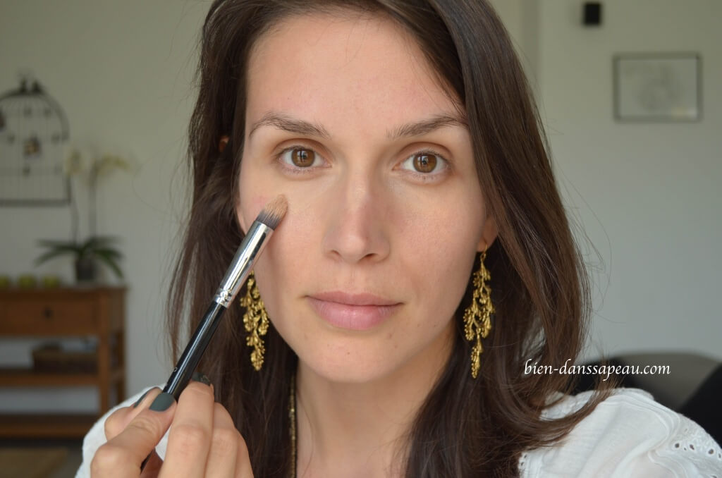 revue-dream-satin-fluide-application-anti-cernes-lauder