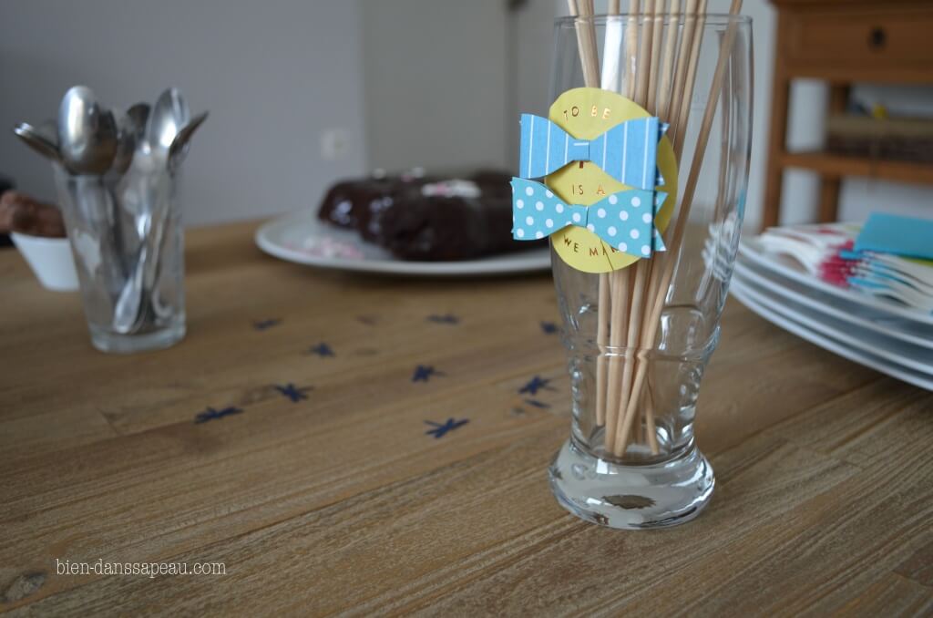 goûter-anniversaire-bébé-1-an-préparation-moustaches-confettis-10