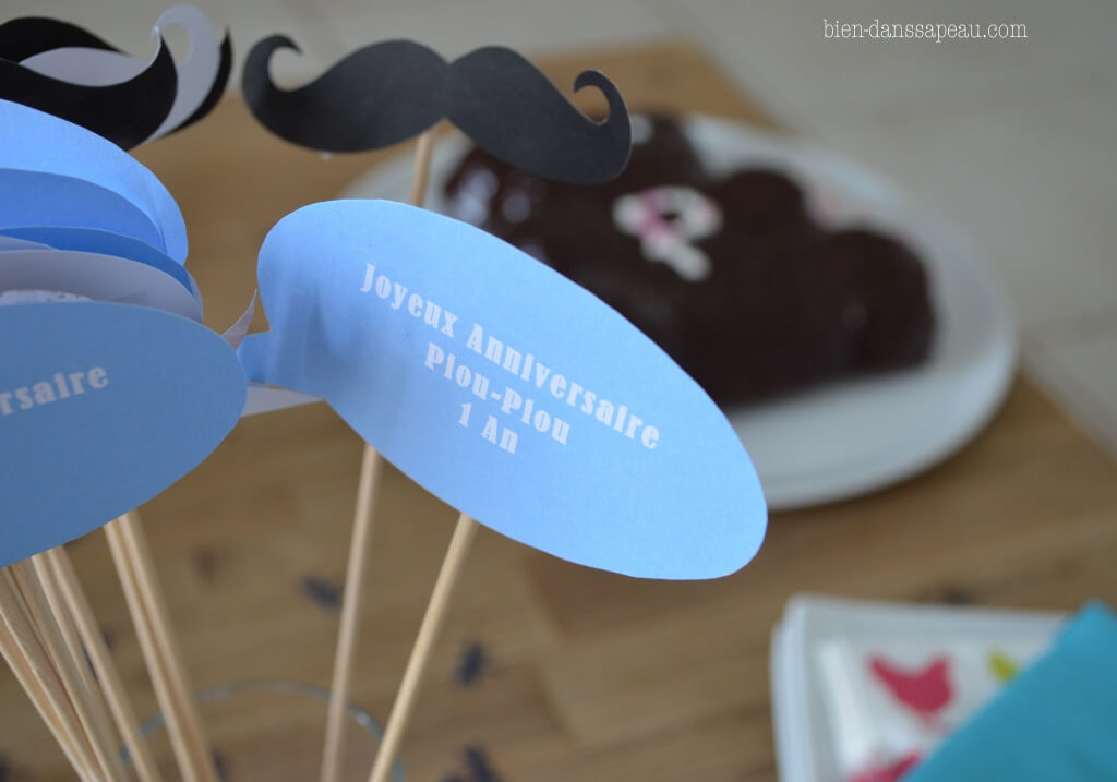 goûter-anniversaire-bébé-1-an-préparation-moustaches-confettis-11