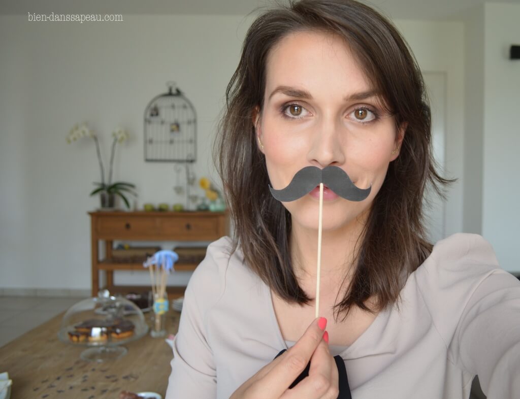 goûter-anniversaire-bébé-1-an-préparation-moustaches-confettis-13