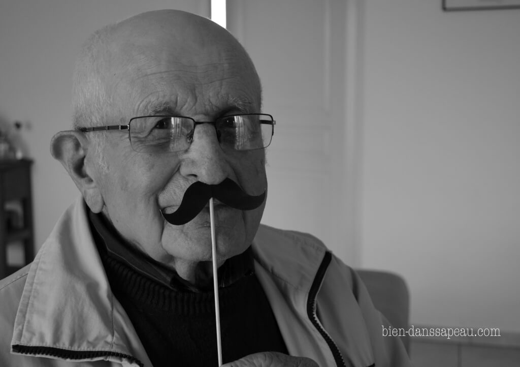 goûter-anniversaire-bébé-1-an-préparation-moustaches-confettis-17
