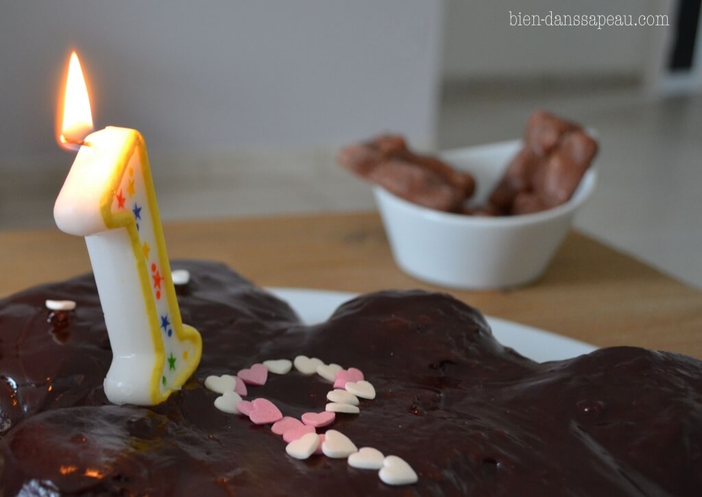 goûter-anniversaire-bébé-1-an-préparation-moustaches-confettis-23