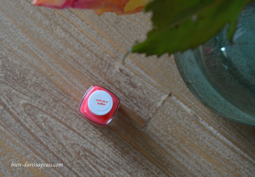 vernis-cute-as-a-button-essie-corail-bien-dans-sa-peau