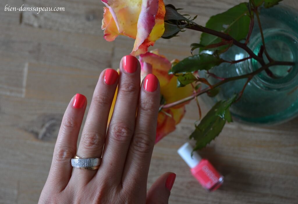 vernis-cute-as-a-button-essie-corail-biendanssapeau