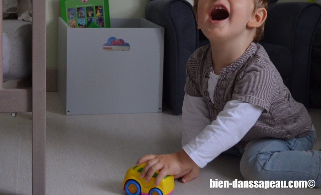 poutch-bebe-entre-12-et-16-mois-voiture